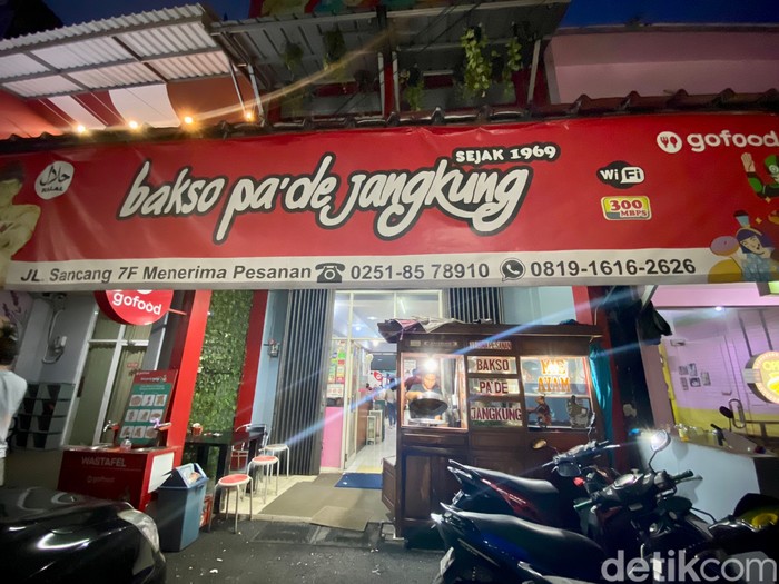Bakso Pa'de Jangkung: Bikin Nagih! Bakso Topping Tahu dan Paru Goreng Legendaris Bakso Pa'de Jangkung: Bikin Nagih! Bakso Topping Tahu dan Paru Goreng Legendaris