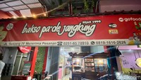 Bakso Pade Jangkung berlokasi Jl. Sancang Dalam No.7F, Bogor Tengah. Racikan bakso di sini terkenal unik dan enak.