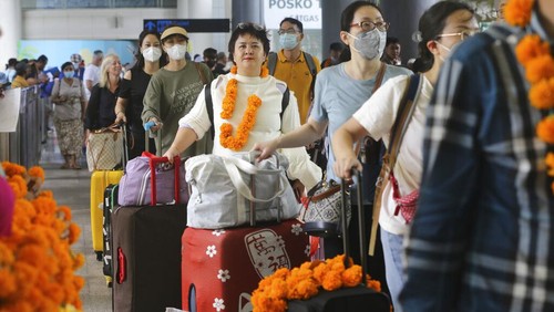 Chinese tourists arrive at Ngurah Rai international airport in Bali, Indonesia on Sunday, Jan. 22, 2023. A direct flight from China landed in Indonesias resort island of Bali for the first time on Sunday in nearly three years after the route was cancelled due to the pandemic. (AP Photo/Firdia Lisnawati)