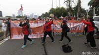 Peralatan masak tersebut mereka pukul-pukul sambil bernyanyi. 