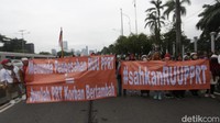 Pendemo yang sebagian besar ibu-ibu ini juga membawa spanduk bertuliskan Sahkan RUUPPRT  