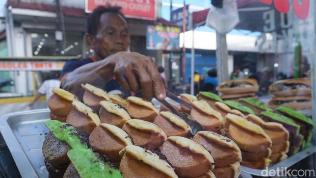 Kawasan Pasar Lama merupakan salah satu alternatif wisata kuliner yang bisa detikers kunjungi setiap harinya.