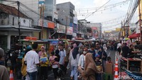 Sejumlah pedagang menjajakan jualannya di kawasan Pasar Lama Tangerang, Rabu (25/1/2023).