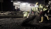 Rekonstruksi jalan beton di Jalan Raya Karangawen, Semarang-Godong menggunakan teknologi beton cepat kering (SpeedCrete). Foto: Dok. SIG