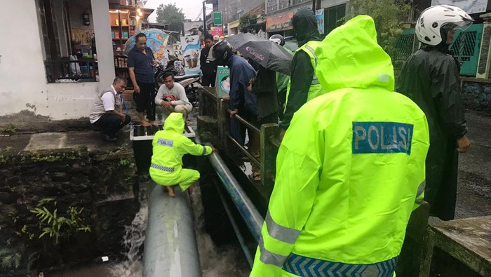 bocah tercebur selokan di malang