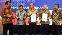 Direktur Jenderal Pembiayaan Infrastruktur Pekerjaan Umum dan Perumahan Kementerian PUPR Herry Trisaputra Zuna bersama Direktur Jenderal Kekayaan Negara Kementerian Keuangan Rionald Silaban, Komisioner BP Tapera Adi Setianto, Direktur Utama PT Bank Tabungan Negara (Persero) Tbk. Haru Koesmahargyo, dan Direktur Utama PT Sarana Multigriya Finansial Ananta Wiyogo kompak tersenyum sambil memamerkan naskah nota kesepahaman dan komitmen bersama dalam acara Penandatanganan Memorandum of Understanding (MoU) Ekosistem Pembiayaan Perumahan di Jakarta, Rabu (25/1).