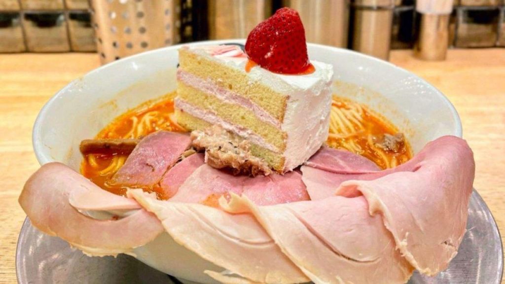 Bukan Daging, Ramen di Restoran Ini Toppingnya Strawberry Shortcake!