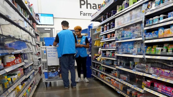 Bulan Maret, Walmart Bakal Naikkan Gaji Karyawan 14-19 dolar per Jam Walmart Inc akan menaikkan upah rata-rata per jam untuk karyawan di tokonya di Amerika Serikat (AS). Kenaikan gaji tersebut dilakukan mulai bulan Maret.