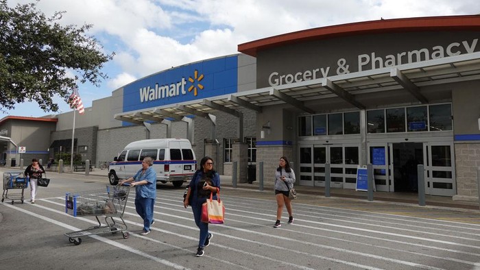 Bulan Maret, Walmart Bakal Naikkan Gaji Karyawan 14-19 dolar per Jam Walmart Inc akan menaikkan upah rata-rata per jam untuk karyawan di tokonya di Amerika Serikat (AS). Kenaikan gaji tersebut dilakukan mulai bulan Maret.