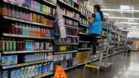 Walmart menyatakan, kenaikan upah adalah kombinasi dari kenaikan tahunan reguler dan investasi yang ditargetkan pada tingkat awal. Putaran kenaikan upah tersebut datang enam bulan setelah perusahaan menaikkan gaji rata-rata untuk pekerja farmasi menjadi lebih dari 20 dolar AS per jam.   