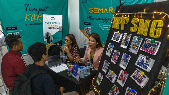 Sejumlah pelamar kerja mencari informasi pekerjaan di salah satu stan perusahaan pada bursa kerja bertajuk Job Fair Career Expo 2023 di Plaza Simpang lima, Semarang, Jawa Tengah, Rabu (25/1/2023). Bursa kerja yang diikuti 40 perusahaan itu membuka 1.500 lowongan pekerjaan dan akan berlangsung hingga 26 Januari 2023. ANTARA FOTO/Aji Styawan/tom.