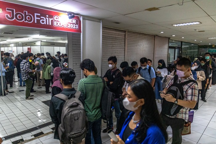 Sejumlah pelamar kerja mencari informasi pekerjaan di salah satu stan perusahaan pada bursa kerja bertajuk Job Fair Career Expo 2023 di Plaza Simpang lima, Semarang, Jawa Tengah, Rabu (25/1/2023). Bursa kerja yang diikuti 40 perusahaan itu membuka 1.500 lowongan pekerjaan dan akan berlangsung hingga 26 Januari 2023. ANTARA FOTO/Aji Styawan/tom.