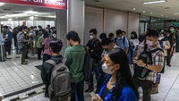 Sejumlah pelamar kerja mengantre untuk masuk area bursa kerja bertajuk Job Fair Career Expo 2023 di Plaza Simpang lima, Semarang, Jawa Tengah, Rabu (25/1/2023).