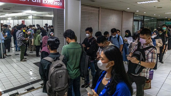 Sejumlah pelamar kerja mencari informasi pekerjaan di salah satu stan perusahaan pada bursa kerja bertajuk Job Fair Career Expo 2023 di Plaza Simpang lima, Semarang, Jawa Tengah, Rabu (25/1/2023). Bursa kerja yang diikuti 40 perusahaan itu membuka 1.500 lowongan pekerjaan dan akan berlangsung hingga 26 Januari 2023. ANTARA FOTO/Aji Styawan/tom.