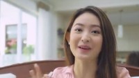 Wanita 25 tahun ini menyukai makanan tradisional. Ia lahap makan nasi merah dengan rendang ayam dan sayur ubi buatan sang ibu.