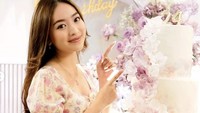 Terimakasih buat semua doa dan ucapan bdaynya! Appreciate a lot! Thank God, my life is better with every year of living it, kata Natasha di keterangan foto. Duh, kue dan orangnya sama-sama cantik ya?