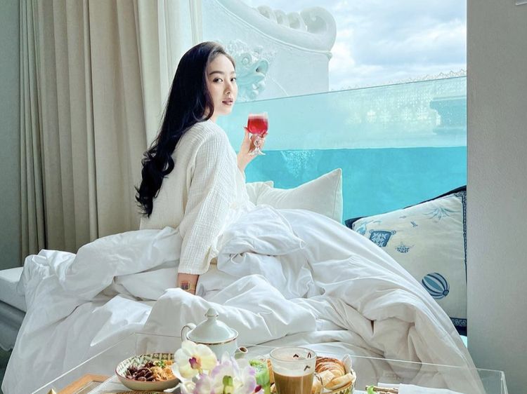 Pose Keren Natasha Wilona Saat Kulineran di Bali hingga Jepang