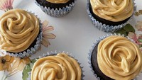 Aku bikin Gluten free chocolate cupcakes with Raspberry curd fillings & peanut buttercream, kata Natasha di keterangan foto. Wah, ternyata wanita cantik ini juga bisa baking!  