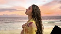 Nama Natasha Wilona melambung setelah membintangi sinetron hits seperti Anak Jalanan dan Siapa Takut Jatuh Cinta. Sosok cantiknya pun langsung mencuri perhatian.