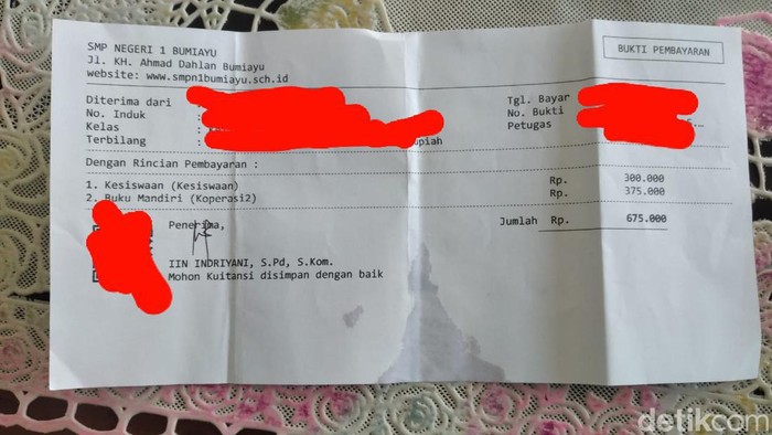 Kuitansi daftar ulang di SMPN 1 Bumiayu, Brebes.