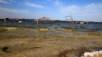 Namun air danau itu berubah menjadi hijau setelah banjir ekstrem yang menghanyutkan gunung garam dan mencemari danau.