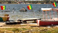 Banjir itu juga melumpuhkan aktivitas pariwisata di Lac Rose.