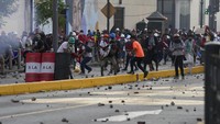 Kerusuhan kembali memuncak dalam unjuk rasa anti-pemerintah di Lima, Peru, Selasa (24/1/2023) waktu setempat.  