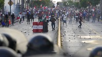 Pengunjuk rasa anti-pemerintah bentrok dengan polisi di Lima, Peru, Selasa (24/1/2023).  