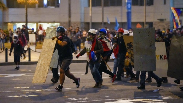 Demo di Peru Kian Memanas, 53 Orang Tewas Anti-government protesters clash with police in Lima, Peru, Tuesday, Jan. 24, 2023. Protesters are seeking the resignation of President Dina Boluarte, the release from prison of ousted President Pedro Castillo, immediate elections and justice for demonstrators killed in clashes with police. (AP Photo/Martin Mejia)