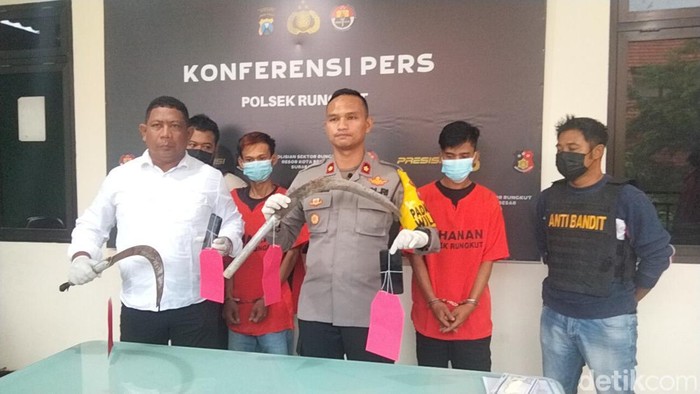 Dua begal sopir taksi online di Surabaya saat ditangkap