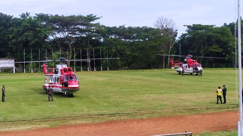 Dua Helikopter TNI AU saat melakukan pendaratan di Stadion Pecangakan Negara, Kecamatan Jembrana, Kabupaten Jembrana, Bali, Rabu (25/1/2023).