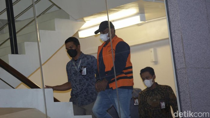 Mantan Panglima GAM, Izil Azhar, selaku tersangka korupsi gratifikasi senilai Rp 32,45 miliar tiba di gedung KPK. Izil sebelumnya sempat menjadi buron KPK selama empat tahun, Rabu (25/1/2023).
