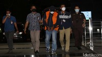 Pantauan detikcom, Izil tiba di gedung KPK, Jalan Kuningan Persada, Jakarta Selatan, Rabu (25/1/2023), sekitar pukul 19.43 WIB. Izil datang bersama rombongan penyidik KPK. 