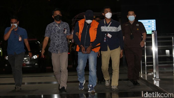 Mantan Panglima GAM, Izil Azhar, selaku tersangka korupsi gratifikasi senilai Rp 32,45 miliar tiba di gedung KPK. Izil sebelumnya sempat menjadi buron KPK selama empat tahun, Rabu (25/1/2023).