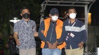 Tangan Izil Azhar terlihat telah diborgol. Izil lalu masuk ke dalam gedung KPK tanpa berkomentar. 