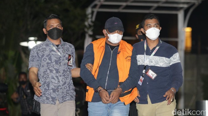 Eks Panglima GAM Tersangka Korupsi-DPO Tiba di KPK Mantan Panglima GAM, Izil Azhar, selaku tersangka korupsi gratifikasi senilai Rp 32,45 miliar tiba di gedung KPK. Izil sebelumnya sempat menjadi buron KPK selama empat tahun, Rabu (25/1/2023).
