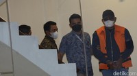 Izil ditetapkan KPK sebagai tersangka bersama Irwandi karena diduga menerima gratifikasi total Rp 32,45 miliar. Izil sudah dua kali dipanggil penyidik tetapi mangkir. 