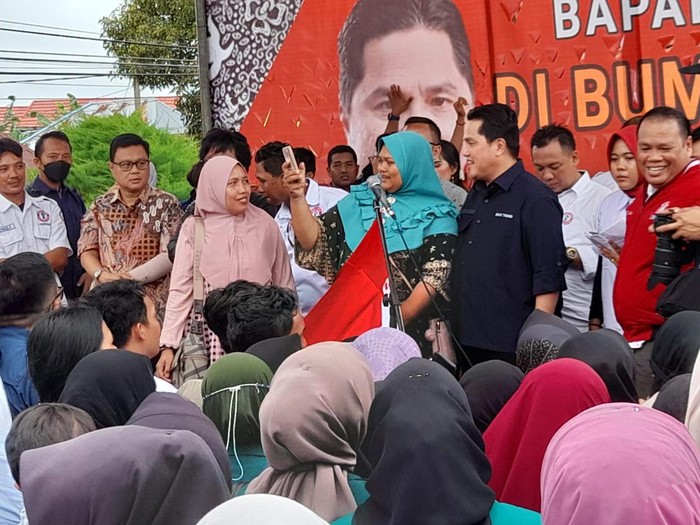 Erick Thohir berdialog singkat dengan masyarakat di Bengkulu. Istimewa