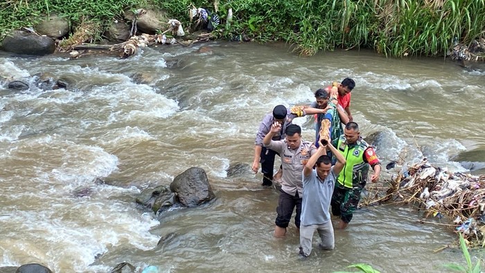 Evakuasi jasad wanita di sungai Sukabumi.