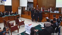 Dalam nota pembelaan yang dibacakan penasihat hukum, Putri meminta dibebaskan dari dakwaan dan dikeluarkan dari rumah tahanan.
