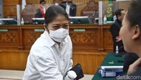 Arman memohon majelis hakim mempertimbangkan hal-hal yang meringankan terhadap Putri Candrawathi. Arman menyebut Putri merupakan ibu dari 4 anak yang membutuhkan asuhan dan kasih sayang ibu.