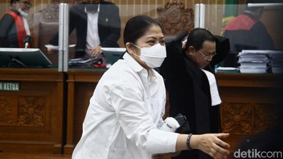 Foto: 5 Jam Putri Candrawathi Curhat lewat Pledoi