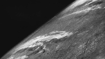 Foto Pertama Yang Diambil Dari Luar Angkasa. Pada tanggal 24 Oktober 1946, roket V-2 #13 meluncur dan membuat sejarah dengan mengabadikan foto pertama dari luar angkasa. Gambar menunjukkan planet kita dalam warna hitam dan putih dari ketinggian 65 mil. Operator menggunakan kamera gambar bergerak 35mm yang memotret satu bingkai setiap 1,5 detik saat roket melambung semakin tinggi. Foto: Boredpanda