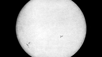 Foto Matahari Pertama. Pada tanggal 2 April 1845, ilmuwan Prancis Louis Fizeau dan Leon Foucault mengambil gambar matahari pertama kali menggunakan proses daguerreotype. Hanya butuh 1/60 detik untuk mengabadikan momen bersejarah ini, dan jika Anda melihat lebih dekat, Anda juga dapat melihat beberapa bintik matahari. Foto: Boredpanda
