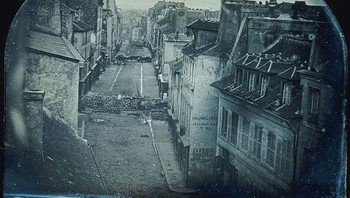 Foto Berita Pertama. Foto pertama yang pernah digunakan untuk mengilustrasikan sebuah berita? Tidak ada yang tahu siapa yang mengambilnya, tetapi itu menunjukkan Rue Saint-Maur-Popincourt di Paris tak lama setelah pertempuran antara pasukan pemerintah dan pekerja yang berdemonstrasi yang menewaskan ribuan orang. Foto: Boredpanda