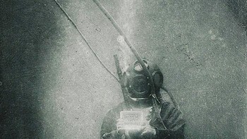 Potret Bawah Air Pertama Pada tahun 1899, Louis Boutan, seorang ahli biologi dan fotografer Prancis, membuat sejarah dengan mengabadikan potret bawah air pertama. Subjeknya yang berani, Emil Racovitza, harus berpose diam selama 30 menit di perairan Banyuls-Sur-Mer, Prancis. Foto: Boredpanda