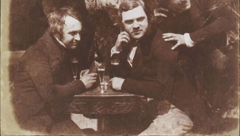 Foto Pertama Orang Minum. David Octavius Hill dan Robert Adamson mendirikan studio fotografi pertama di Skotlandia dan mendapatkan ketenaran karena memotret kehidupan sehari-hari. Bidikan ini, diambil di Edinburgh, adalah yang pertama menggambarkan sekelompok orang sedang menikmati minuman bersama. Foto: Boredpanda