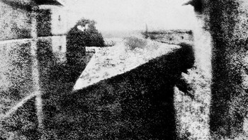 Foto Pertama Yang Pernah - Disempurnakan. Versi yang disempurnakan dari foto Niépce direalisasikan pada tahun 1952 oleh Helmut Gersheim, yang membuat bayangan samar menjadi jelas dan bentuknya lebih mudah terlihat. Foto: Boredpanda