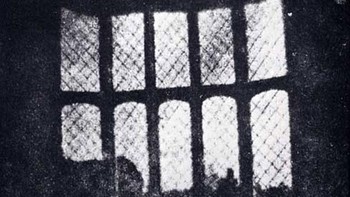 Foto Pertama Dari Negatif Film. Pada tahun 1835, Henry Fox Talbot menyempurnakan konsep Niépce dengan menciptakan metode yang lebih praktis. Dia adalah orang pertama yang mengambil foto dengan negatif, yang memungkinkannya membuat banyak salinan, bukan hanya satu gambar samar pada logam. Foto: Boredpanda