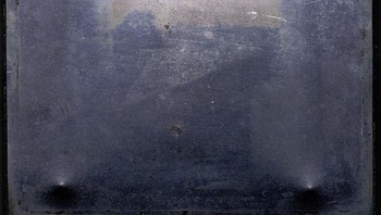 Foto Pertama. Foto pertama yang diambil dalam sejarah diambil oleh Joseph Nicéphore Niépce, menampilkan pemandangan indah dari jendelanya di Saône-et-Loire, Bourgogne, Prancis. Meskipun kelihatannya tidak terlalu banyak, butuh waktu delapan jam untuk mengabadikan gambar penting ini. Foto: Boredpanda